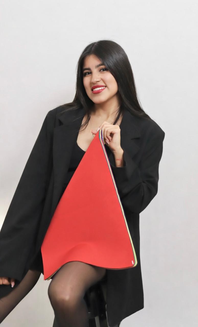 Retrato de Arely Cruz con muestras de color